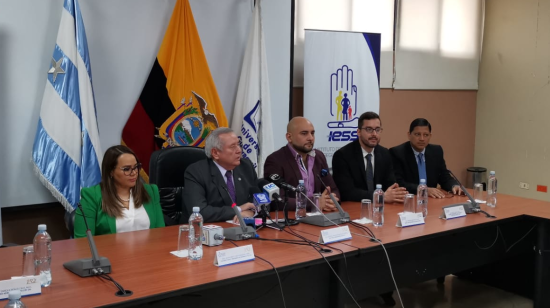 El rector de la Universidad de Guayaquil, Roberto Passailague (centro), hizo el anuncio del pago de la deuda con el IESS.