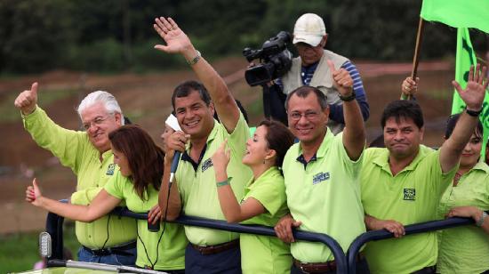 Rafael Correa y Jorge Glas, durante la campaña electoral de 2013, junto a Fernando Cordero.