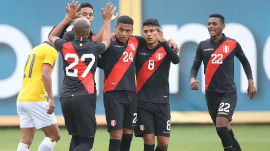 Los futbolistas peruanos festejan su victoria de cara al torneo que se jugará en Colombia.