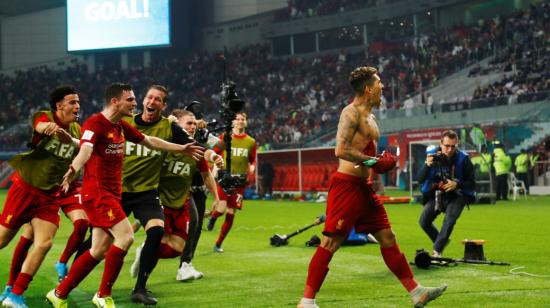 Los jugadores del equipo inglés festejan el gol marcado por el brasileño, Roberto Firmino.