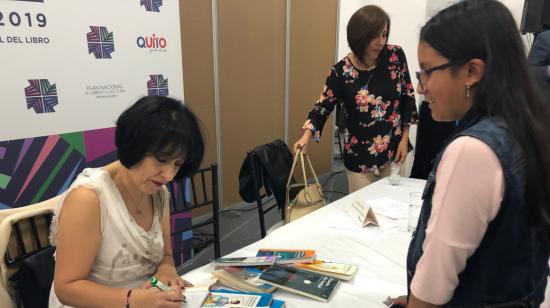 La escritora María Fernanda Heredia firma autógrafos en la Feria del Libro de Quito 2019.