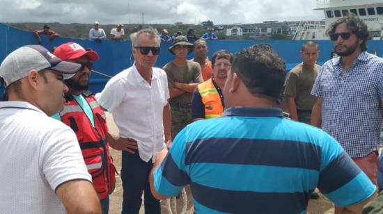 Autoridades de Galápagos constatan los daños por el hundimiento de la gabarra Orca