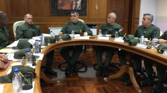 El ministro de Defensa, Vladimir Padrino (centro), durante una reunión con mandos militares del país.