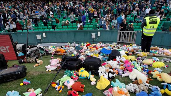 Los hinchas del Beris arrojaron miles de peluches al campo de juego.