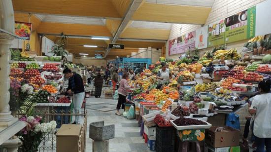 Ciudadanos acuden al Mercado de Santa Clara para realizar compras.