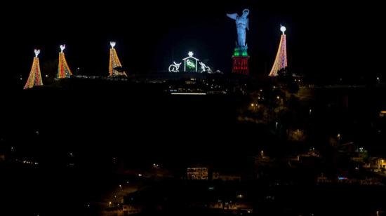 Más de 19.000 pequeñas bombillas perfilan a las figuras de 35 metros que componen el pesebre navideño gigante en el Panecillo.