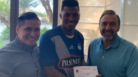 El jugador, junto al presidente de Emelec, Nassib Neme, después de la firma del contrato.