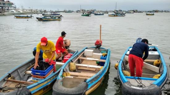 Foto referencial: Pescadores en Manta se preparan para zarpar.