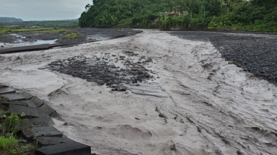 La zona de confluencia de los ríos Ulpano y Volcán ha recibido lodo procedente del Sangay,