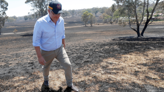 El primer ministro de Australia, Scott Morrison, recorre una de las zonas afectadas por las llamas.