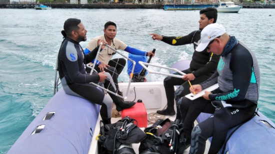 Buzos del Parque Nacional Galápagos realizaron pruebas de laboratorio y se sumergieron para revisar el estado de la barcaza Orca.