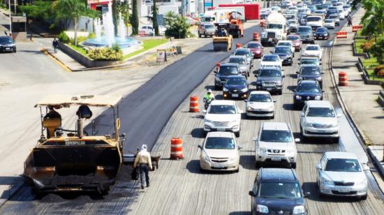 Personal del Ministerio de Transporte realiza el mantenimiento periódico de la Vía E40, del tramo Puntilla-La Aurora- Puente Vicente Rocafuerte, en Guayas.