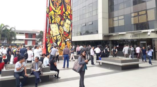 Momentos de la evacuación de la Unidad Judicial Valdivia, en Guayaquil.