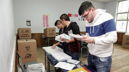 Un joven revisa el material electoral durante la instalación de una junta receptora del voto en las elecciones del 24 de marzo de 2019.