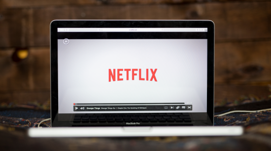 Netflix usa Internet para ofrecer series y películas en streaming desde servidores hasta pantallas.