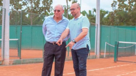 Fabricio Valdivieso y Ricardo Reis en la revisión de las canchas de arcilla del Orense Sporting Club, donde se jugará el Challenger de Machala. 