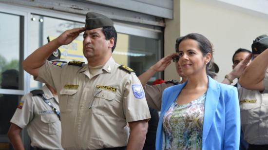 Maria Paula Romo y un oficial de la Policía Nacional.