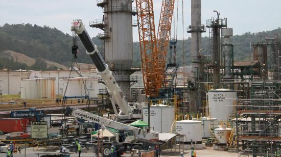 Trabajos de desmontaje del regenerador de la Refinería de Esmeraldas, en septiembre de 2014.