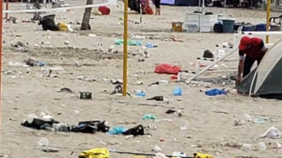 Las playas de Salinas quedaron llenas de basura