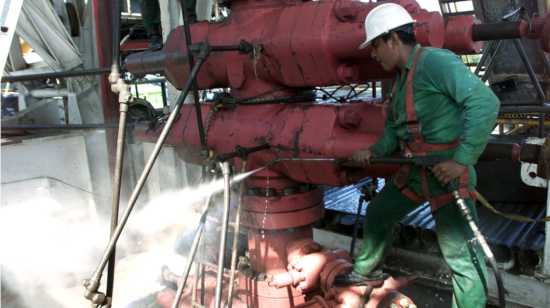 Un trabajador petrolero de la empresa mexicana Pemex realiza labores de limpieza en un yacimiento.