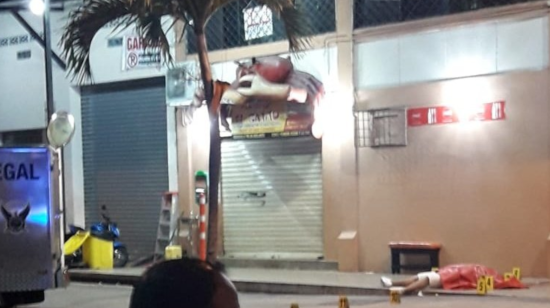 En los exteriores de un cangrejal del centro de Guayaquil quedó el cadáver de Jorge Lino, de 43 años de edad.