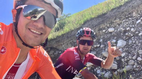 Richard Carapaz y Jhonatan Narváez, integrantes del Team Ineos, en un entrenamiento. 