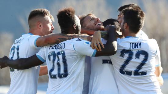 Los jugadores de la Lazio celebran el triunfo que los mantiene en pelea por el título. 