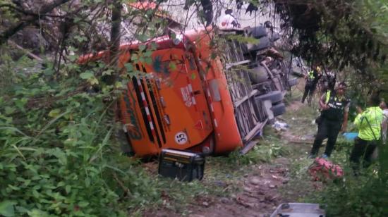 Un bus cayó al abismo en el sector de Tahigue, provincia de Esmeraldas.