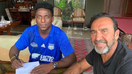 Roberto Ordóñez firmando su contrato con Nassib Neme, presidente de Emelec. 