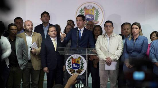 El líder opositor venezolano Juan Guaidó ofrece una rueda de prensa este lunes 6 de enero de 2020, en Caracas.