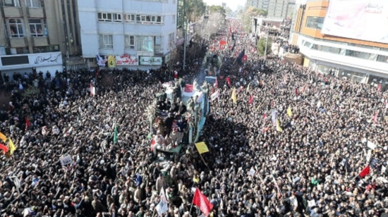 Una imagen del multitudinario funeral del general iraní  Qasem Soleimaní.