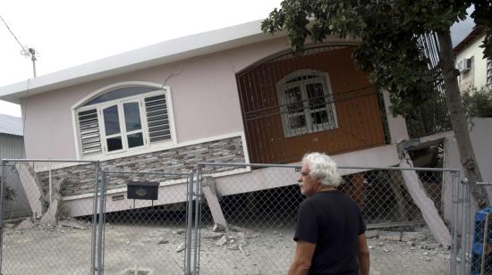 Un ciudadano afuera de su vivienda que resultó afectada por el sismo.