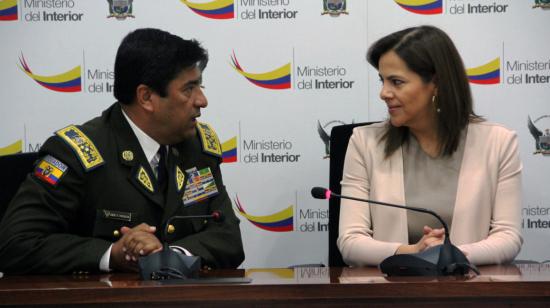 El General Nelson Villegas junto a la ministra María Paula Romo, en un saludo protocolar.