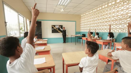 Una profesora dicta su clase en una escuela del sistema público, en octubre de 2018.