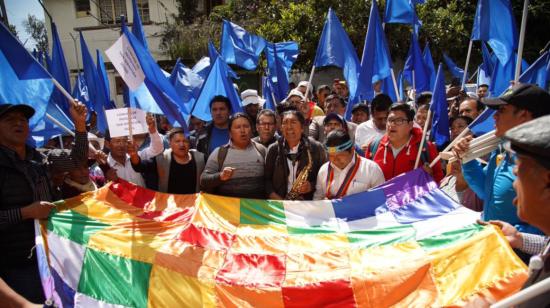 Carlos Pérez, prefecto de Azuay, encabezó una marcha para presentar una demanda contra la minería.