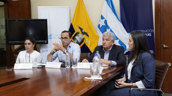 El gobernador del Guayas, Pedro Pablo Duart y el ministro de Vivienda, Guido Macchiavello, ofrecieron una rueda de prensa en Guayaquil.