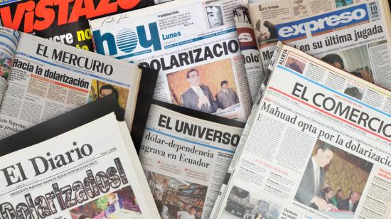 Composición con las portadas de los principales diarios del país, el 10 de enero de 2000, al día siguiente del anuncio de dolarización de la economía.