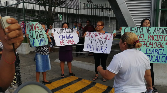 Familiares de pacientes con cáncer durante un plantón  en los exteriores del hospital Abel Gilbert, en Guayaquil.