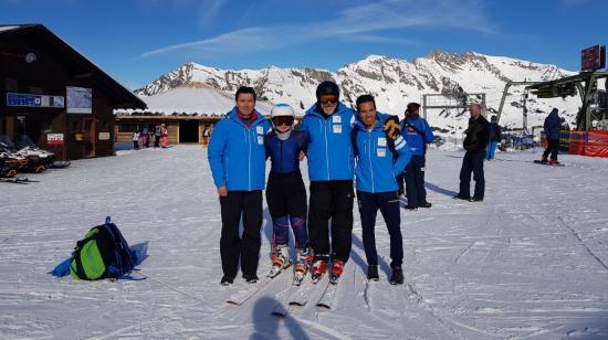 La ecuatoriana de 17 años (centro) se encuentra junto a su entrenador y a su padre en Suiza.