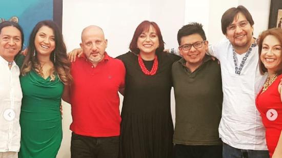 Los asambleístas Carlos Viteri (izq.), Gabriela Rivadeneira (centro) y Soledad Buendía (der.), junto a sus parejas, durante su festejo de Navidad 2019.
