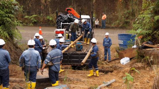 Trabajadores de la Gran Nacional Minera realizan una perforación en el proyecto Reventador.