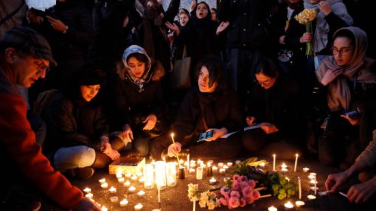 Ciudadanos iraníes encienden en Teherán velas en señal de protesta por el derribo con un misil iraní de un avión de Ukraine International Airlines.