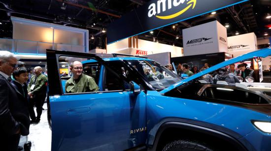 Una camioneta eléctrica Rivian con Alexa incorporada se muestra en Amazon Automotive durante el CES 2020 en Las Vegas.