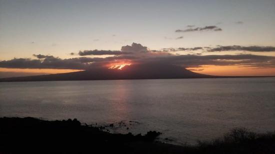 Una nueva erupción se registró en el volcán La Cumbre en Galápagos.