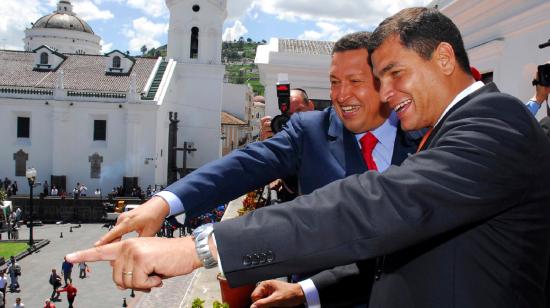 Los entonces presidentes de Venezuela, Hugo Chávez, y de Ecuador, Rafael Correa, saludan desde el Palacio de Carondelet el 16 de enero de 2007.