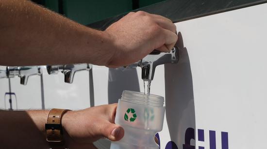 El uso de botellas 'toma todo' puede ayudar a fomentar un menor consumo de botellas plásticas de un solo uso.