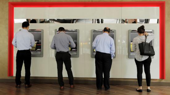 Imagen referencial. Personas sacan dinero en cajeros automáticos. 