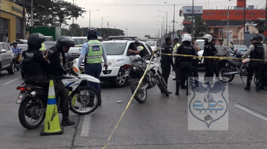 Momentos en que la Policía acordonaba el área, en la avenida Juan Tanca Marengo, donde se produjo el enfrentamiento entre cuatro ladrones y un policía.