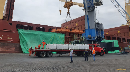 Cada movimiento de la grúa para cargar una bolsa de cobre hasta el barco toma entre dos y tres minutos.