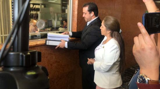 Amapola Naranjo y Roberto Gómez presentaron la solicitud de juicio político.